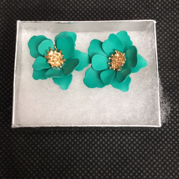 Jewelry - Beautiful green flower earrings